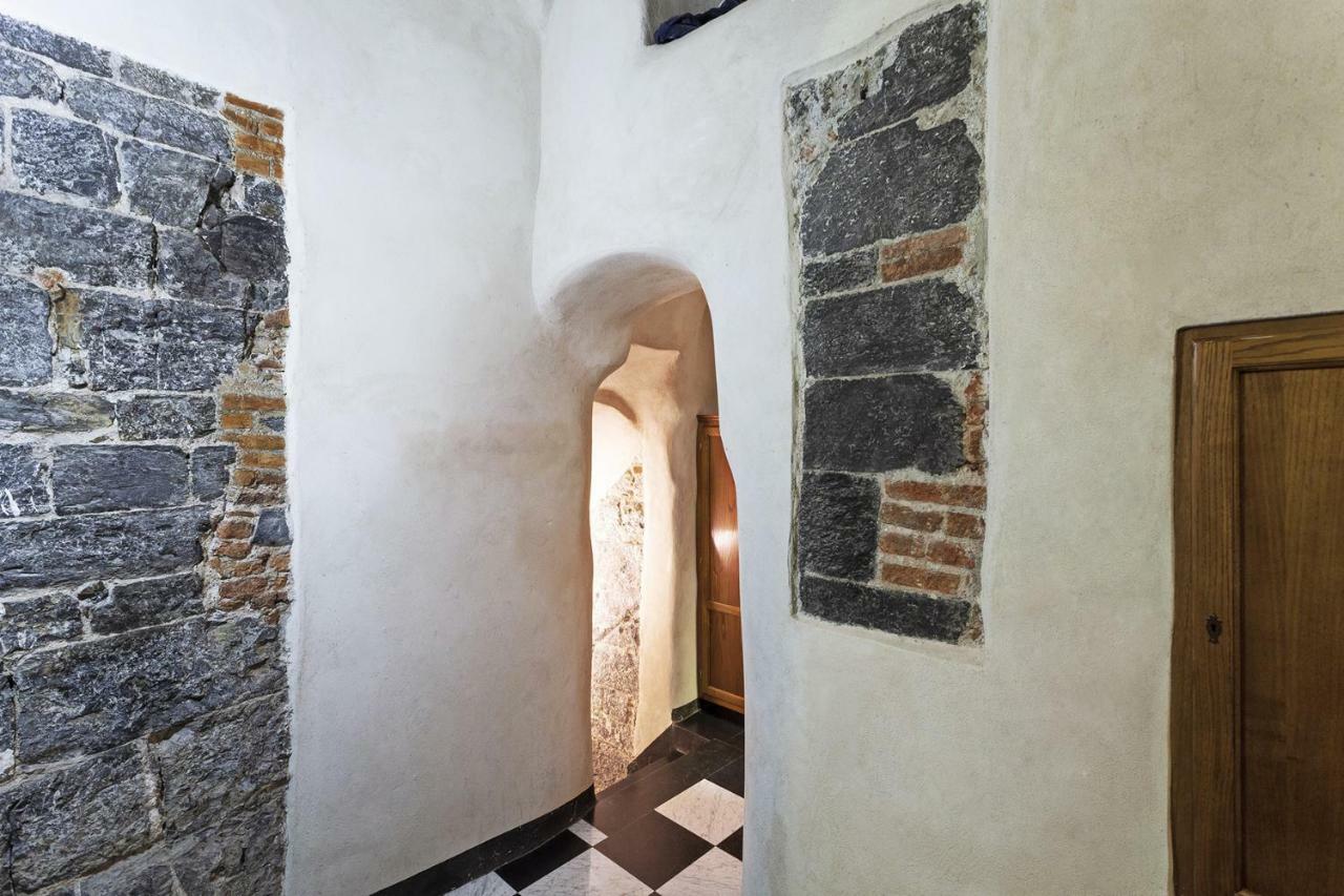 Wood And Stone Apartment In The Historical Center Genoa Bagian luar foto