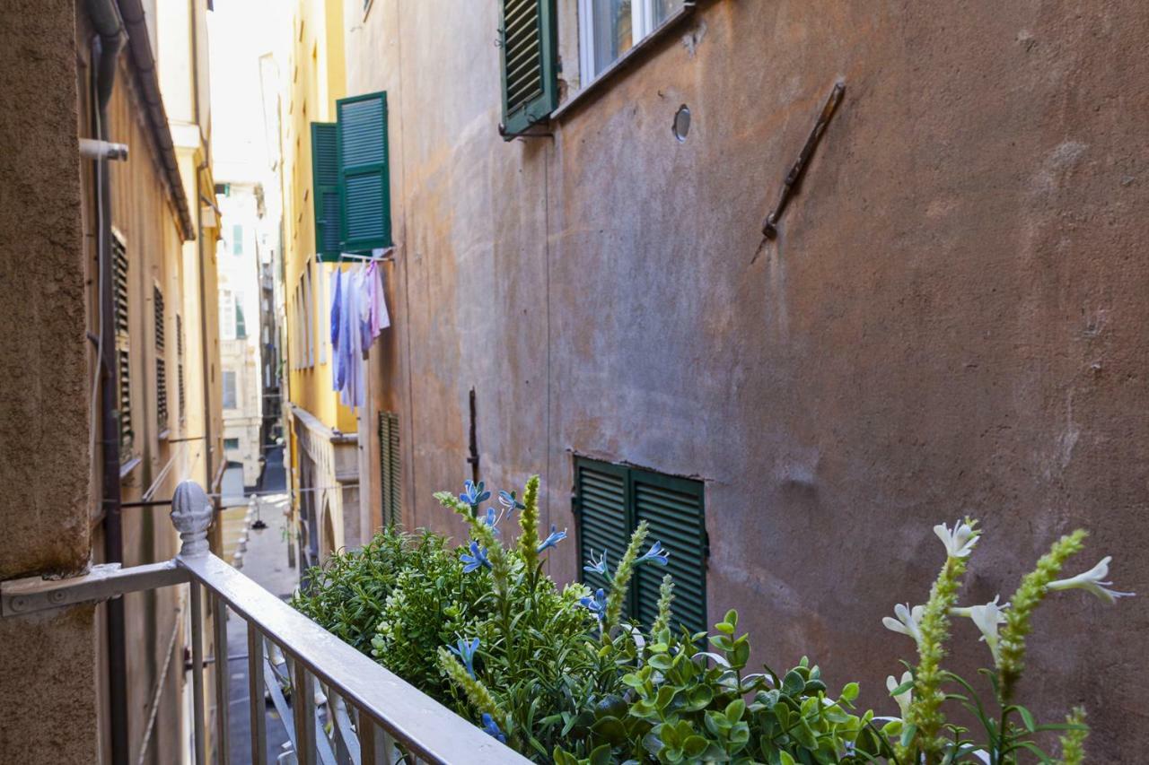 Wood And Stone Apartment In The Historical Center Genoa Bagian luar foto