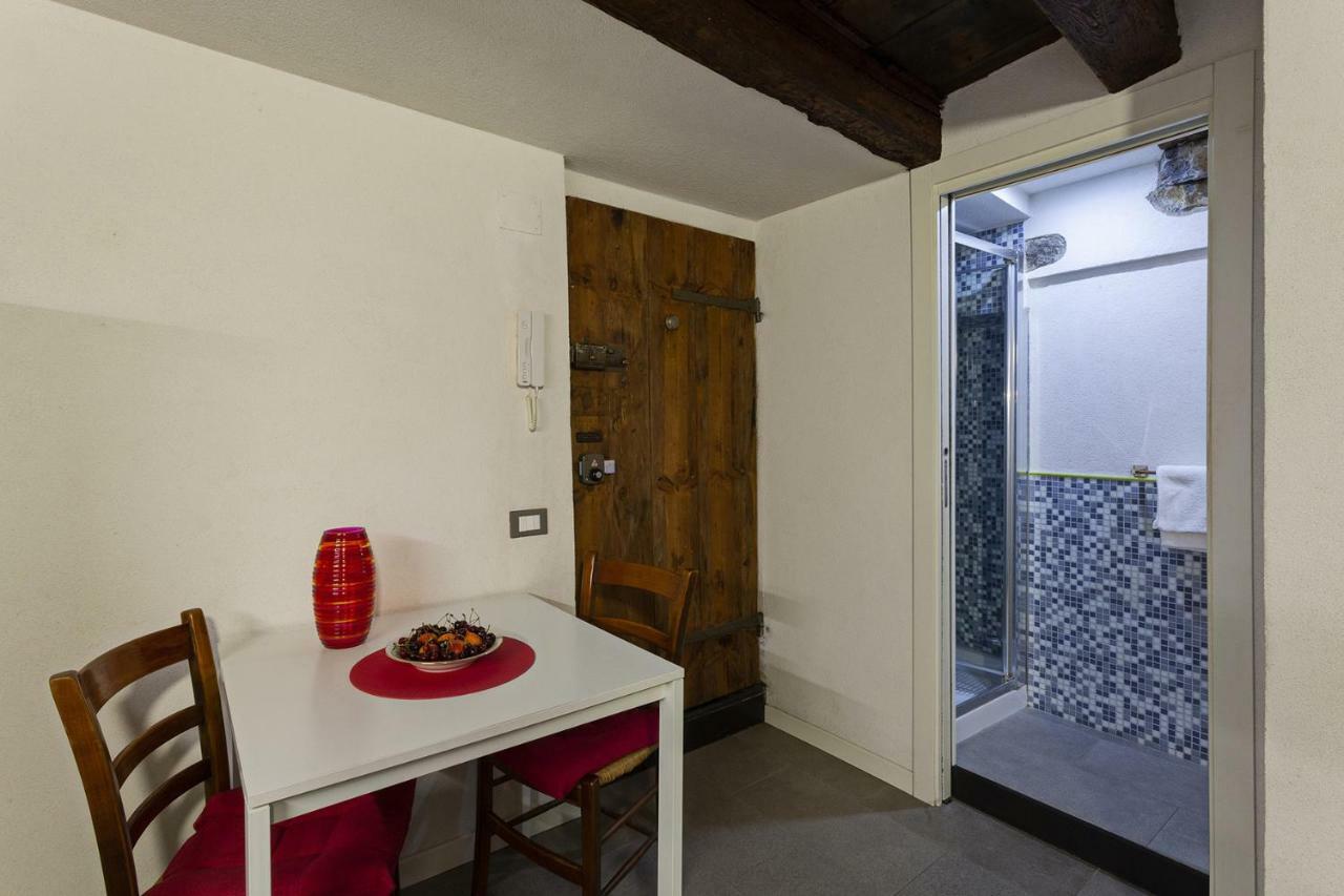 Wood And Stone Apartment In The Historical Center Genoa Bagian luar foto
