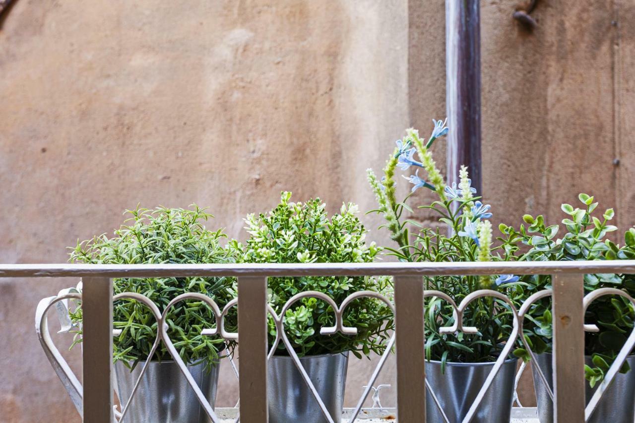 Wood And Stone Apartment In The Historical Center Genoa Bagian luar foto