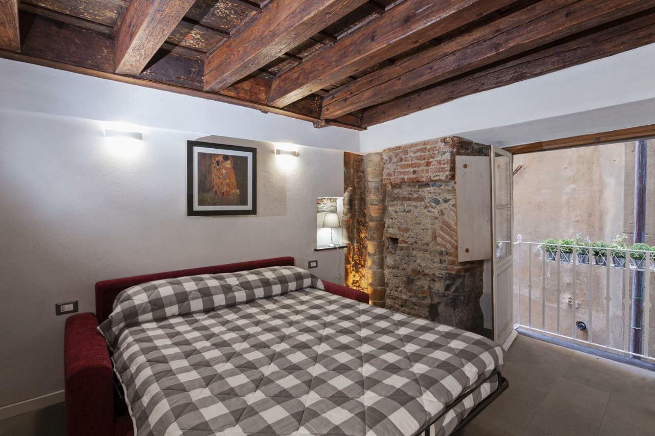 Wood And Stone Apartment In The Historical Center Genoa Bagian luar foto