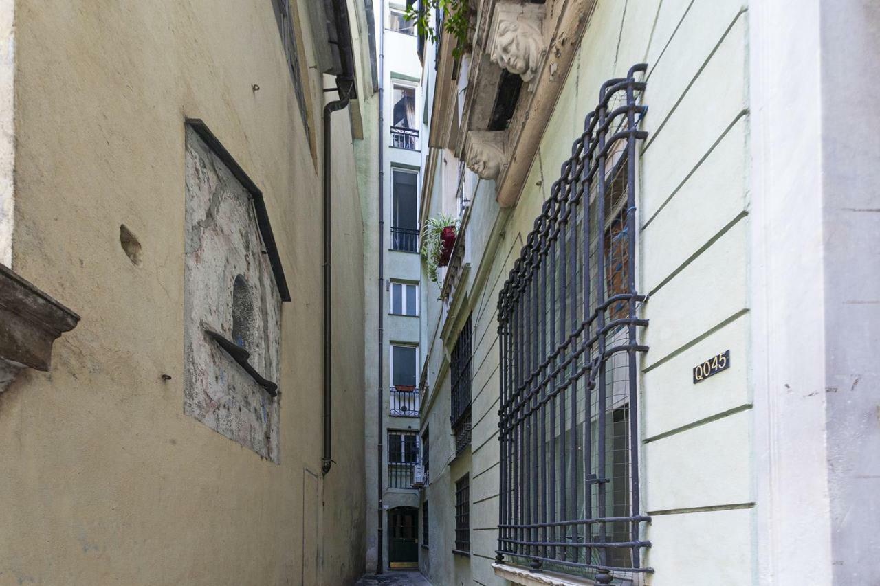 Wood And Stone Apartment In The Historical Center Genoa Bagian luar foto
