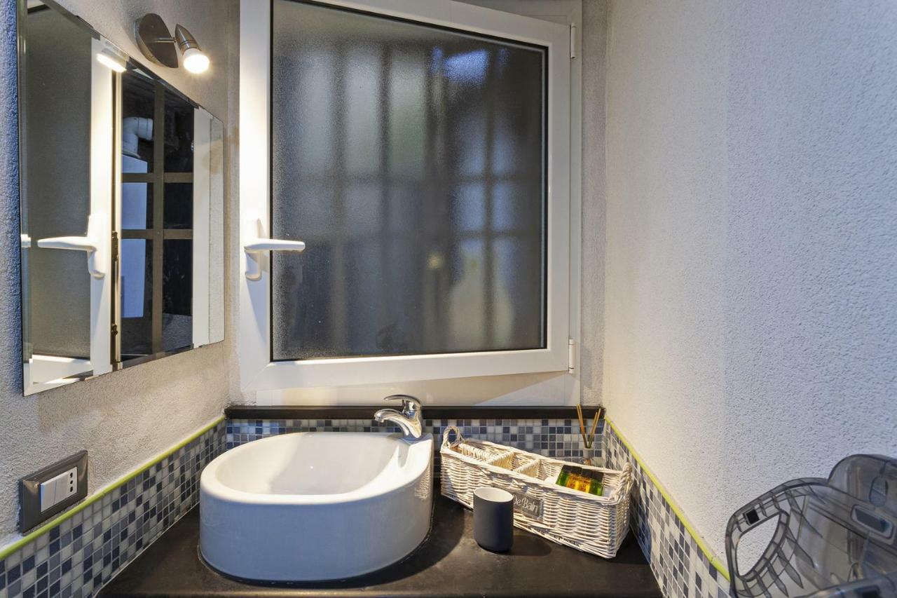 Wood And Stone Apartment In The Historical Center Genoa Bagian luar foto